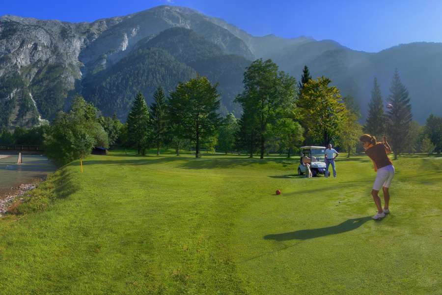 Golfplatz mit Bergpanorama