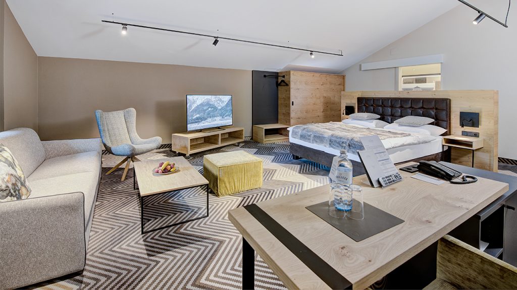 Ein modernes und geräumiges Doppelbettzimmer im Hotel Gut Brandlhof