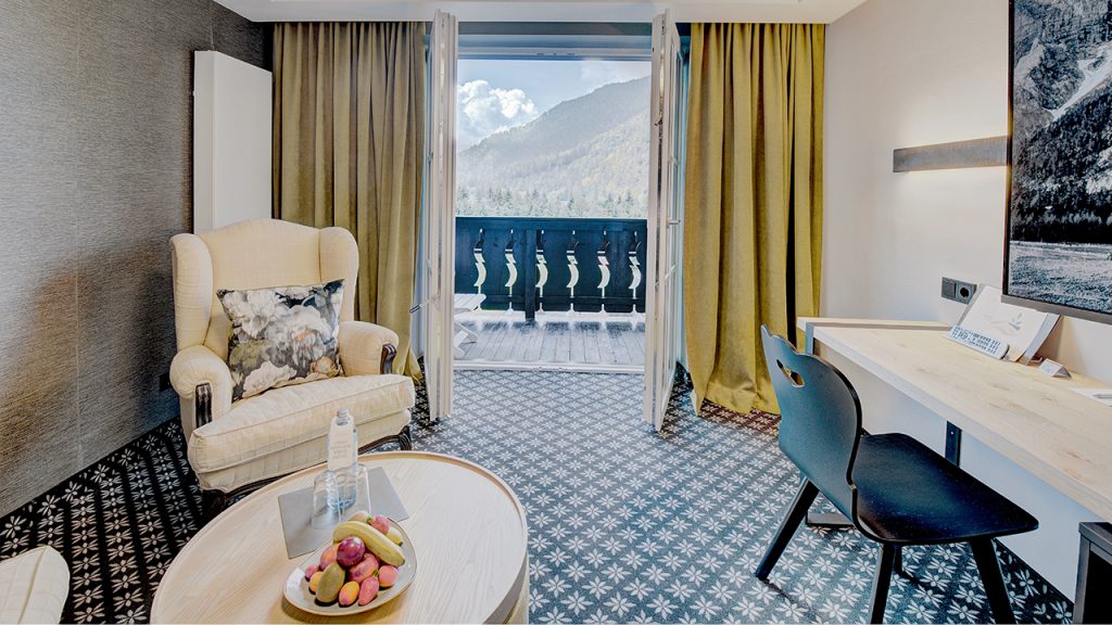 Ein schönes Hotelzimmer mit Balkon und Ausblick auf die Berge